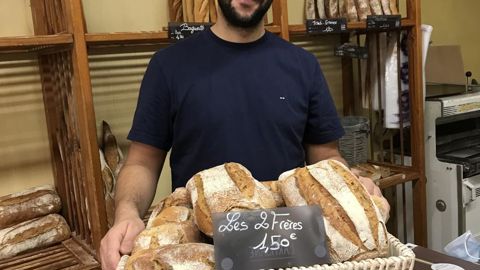 Jordan Guillaumont et son panier de meules tout juste sorties du fournil © V. Durupt 